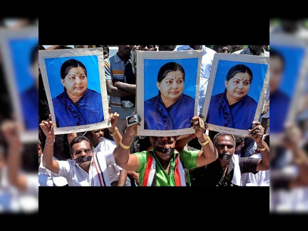 Disproportionate assets case: Out on bail, Jayalalithaa reaches Chennai to jubilant celebration