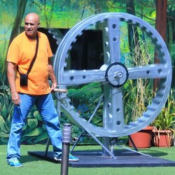 Bigg Boss 8: After disqualification from house, Puneet Issar sends aplogy message through video