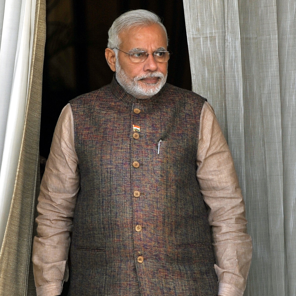 Rs 1.25 crore bid for Narendra Modi's controversial bandhgala suit |  India.com