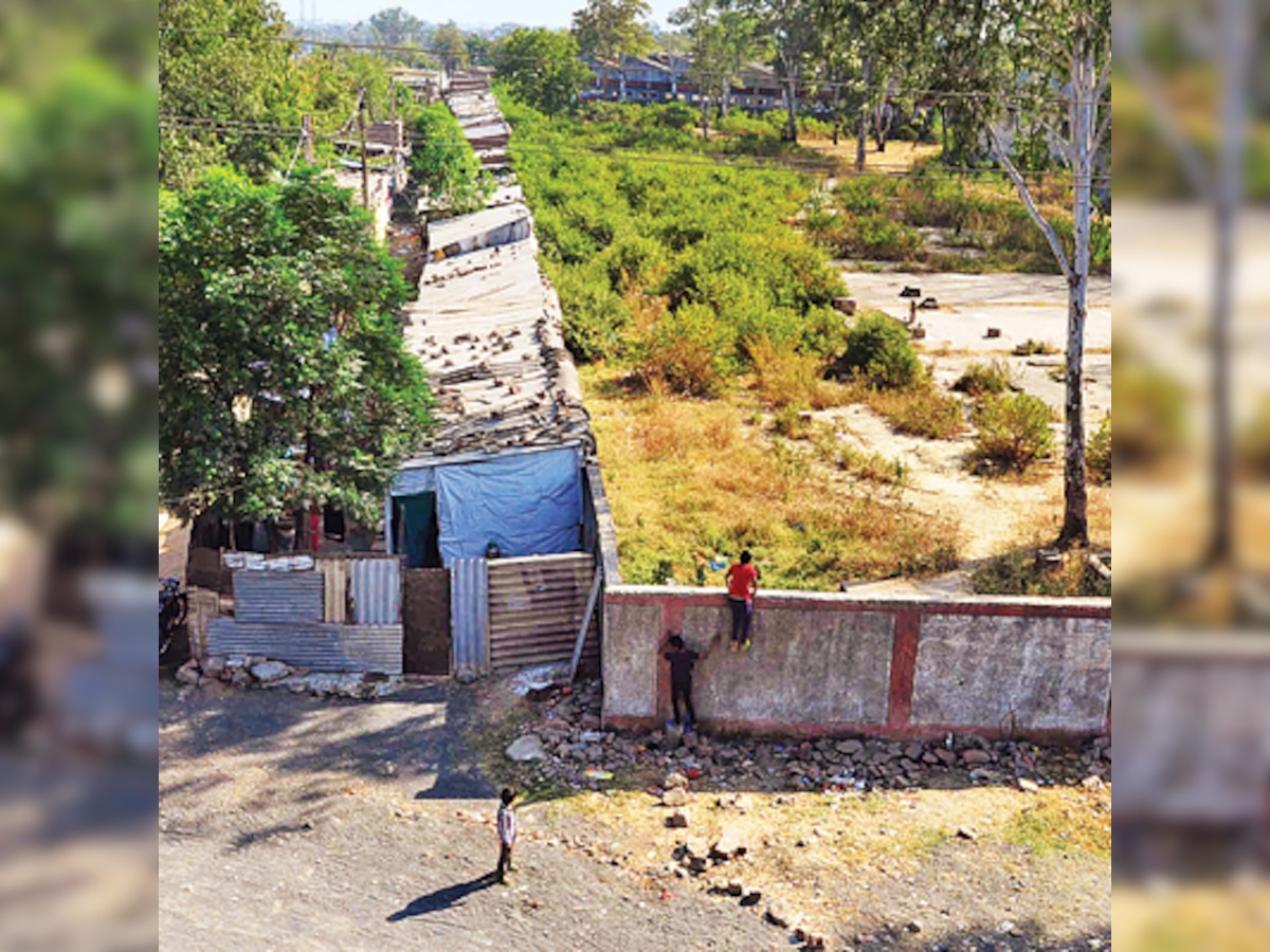 Shantytowns crop up in Union Carbide's poisonous shadow