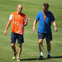 Bayern Munich fights for Arjen Robben to keep winger away from Manchester United's clutches