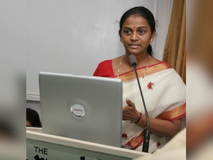 Former Mayor Shubha Raul back in Shiv Sena