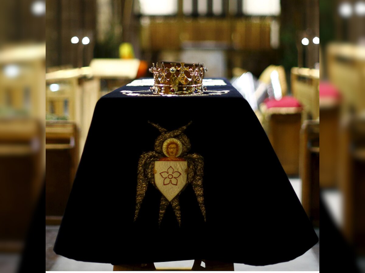 After 530 years King Richard III arrives at final resting place in Leicester