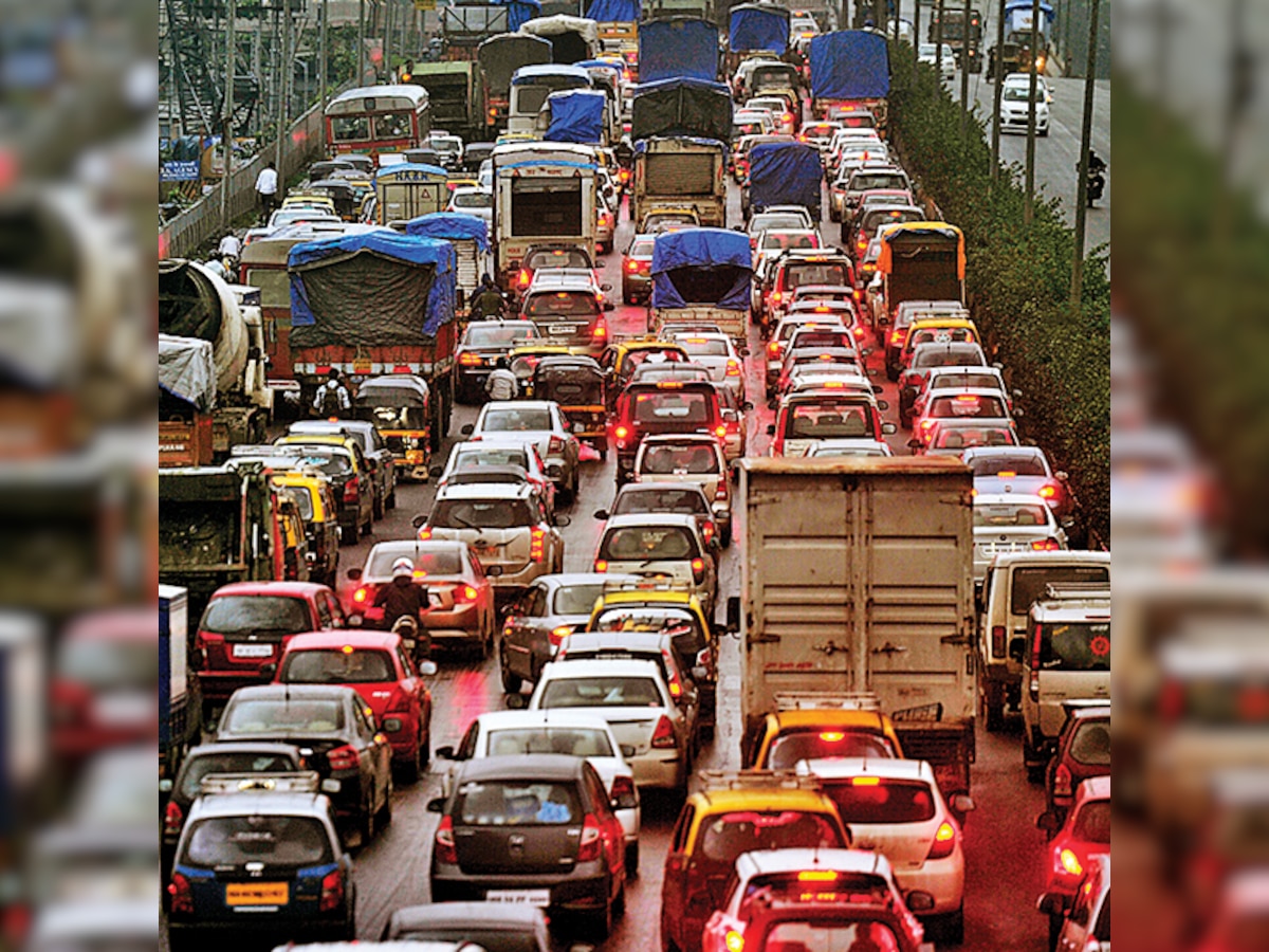 Extended weekend causes heavy traffic jam on Mumbai-Pune E-way