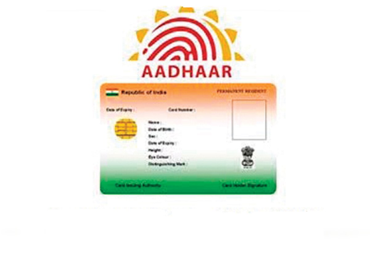 Government gives thumbs up to Aadhaar card, but does not make it compulsory