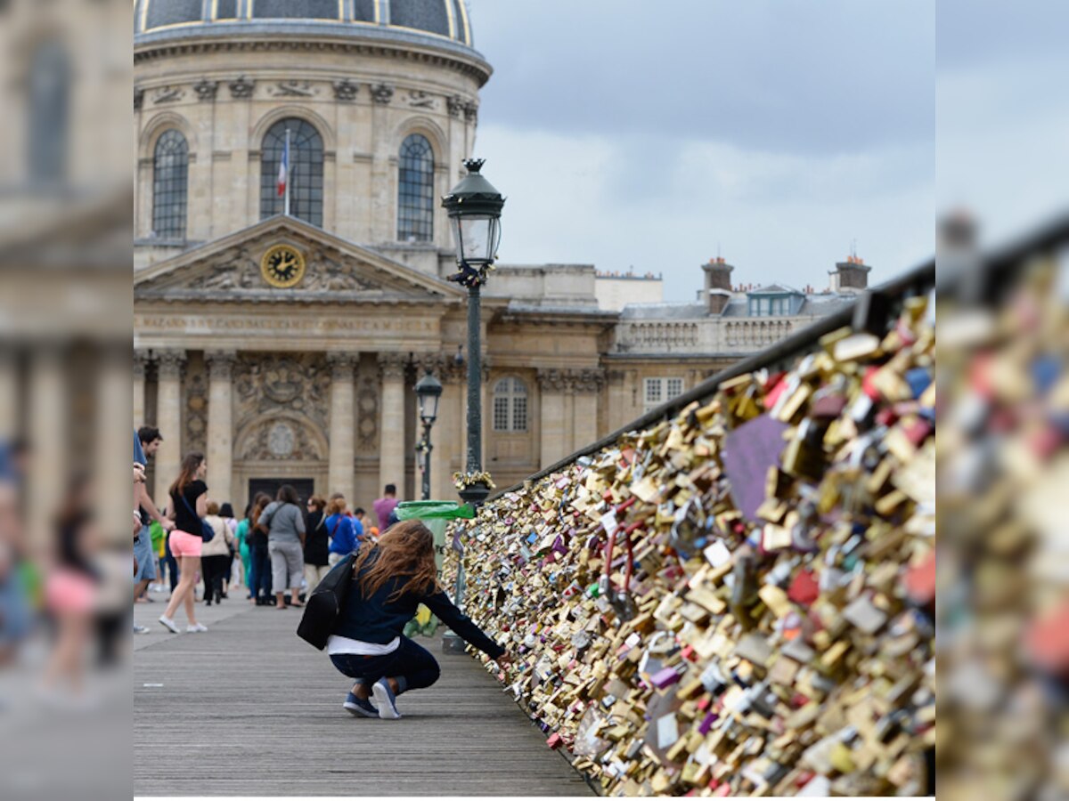 Paris to break hearts with removal of a million 'love locks'