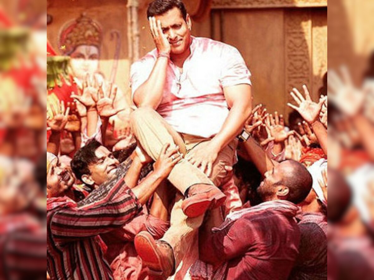 Selfie Le Le Re from 'Bajrangi Bhaijaan': Salman Khan's no dance act is cute but a downer! 