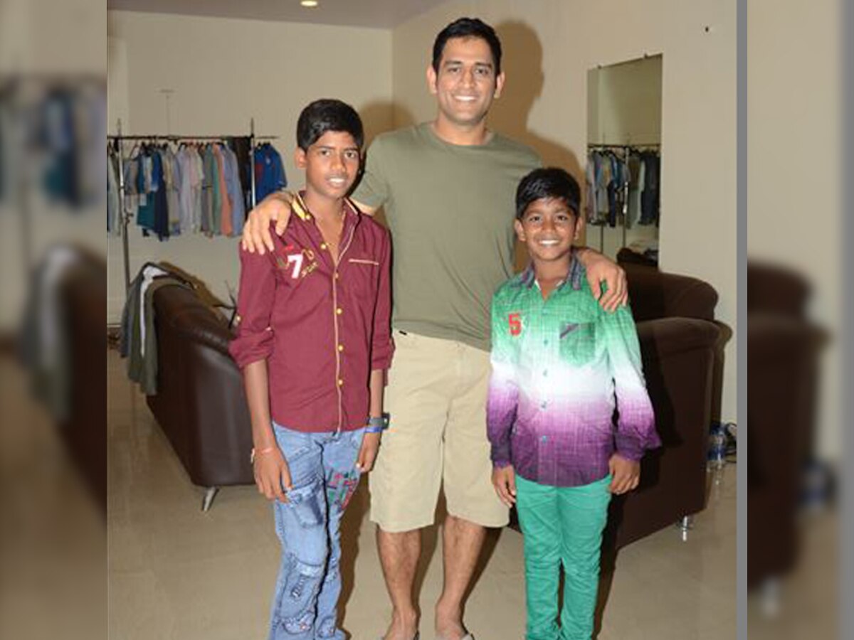 When little stars of 'Kaakka Muttai' met their idol MS Dhoni