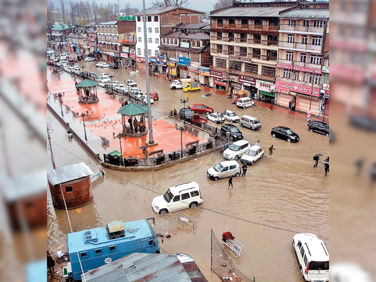 Kashmir: Flood fears ease as Jhelum water level recedes