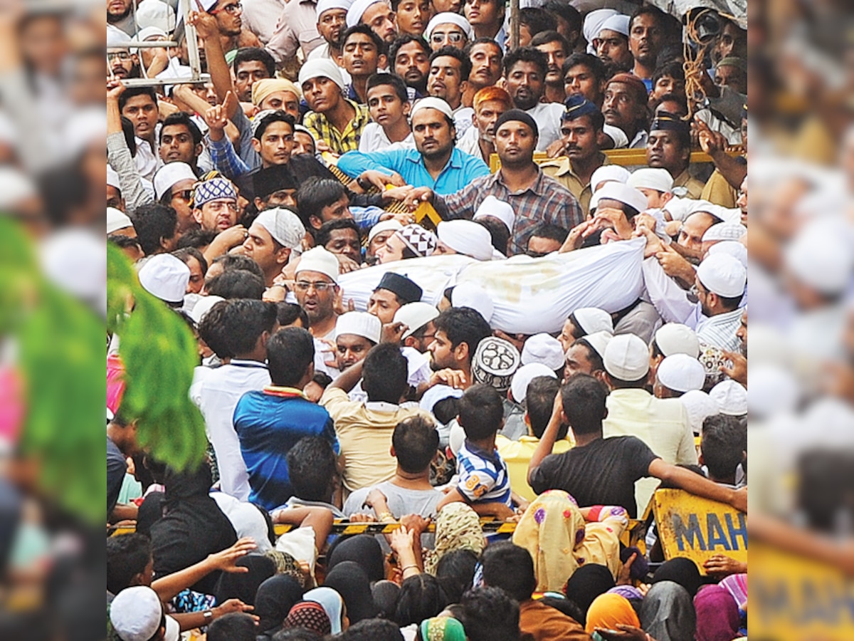 Thousands throng Yakub Memon's funeral