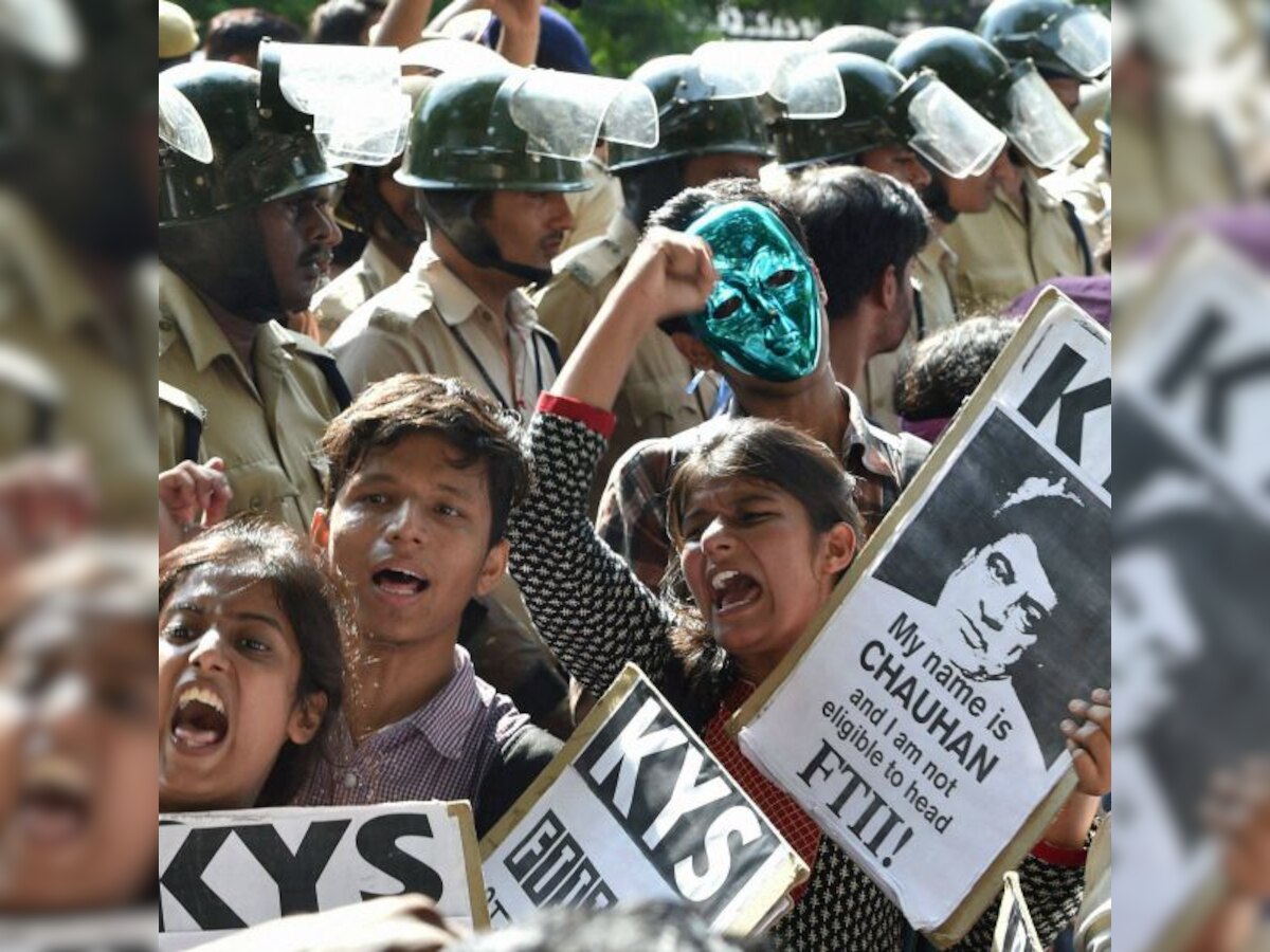 Police use physical force to dispel protesting FTII students who gheraoed director Prashant Pathrabe