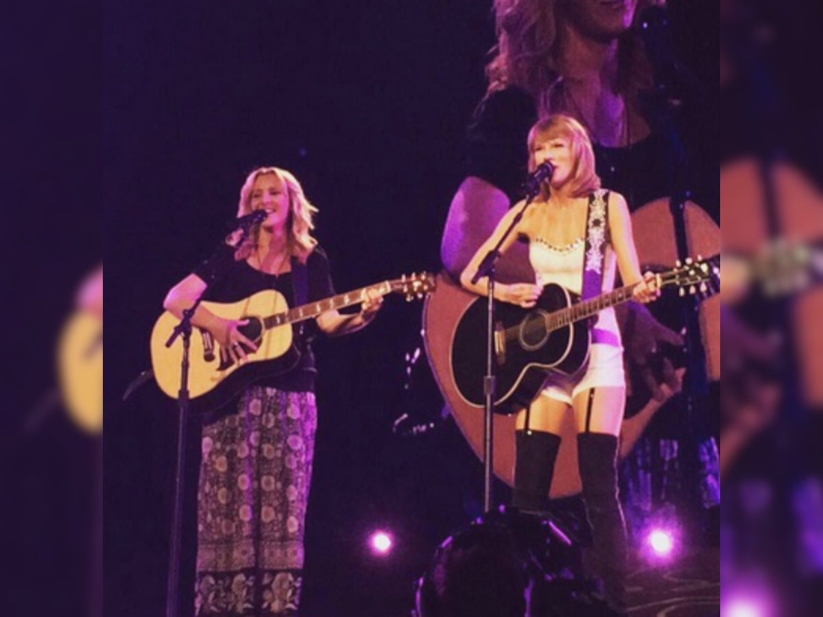 Watch: Fans go crazy when Taylor Swift sings 'Smelly Cat' with Phoebe Buffay