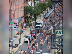 Nude cyclists photobomb Philadelphia couple's wedding shoot