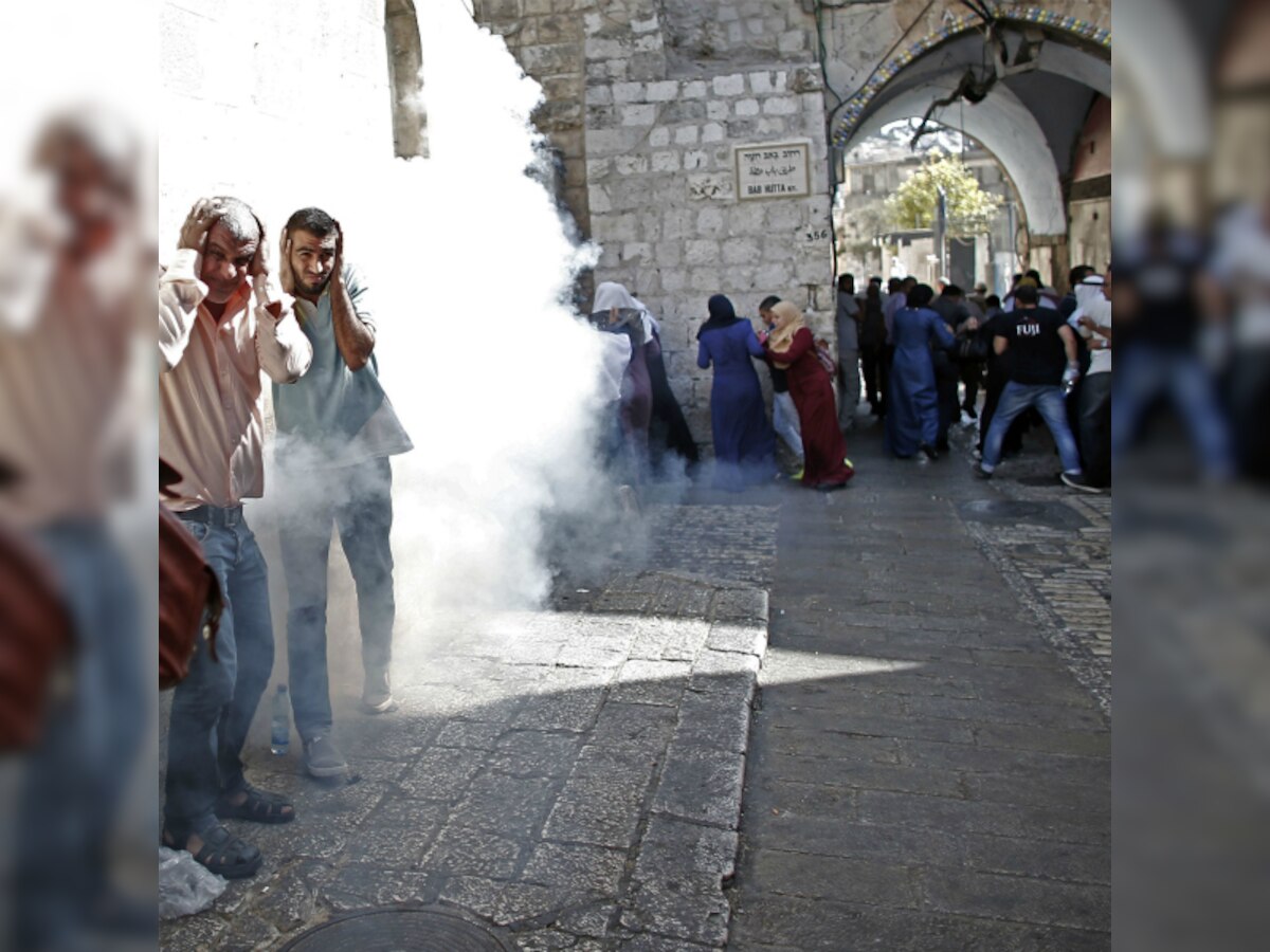 Israel bars Palestinians from Jerusalem's Old City