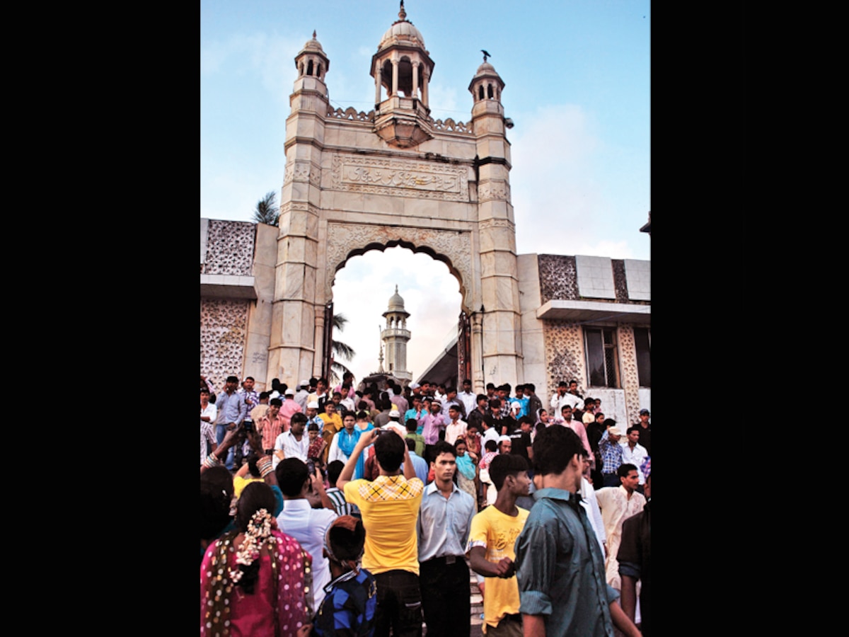 Can't decide on issue of women's entry in Haji Ali: Bombay High Court