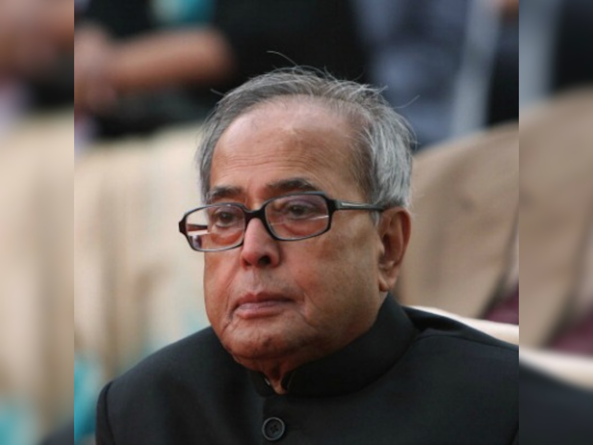 President Mukherjee performs puja at Dwarkadhish temple