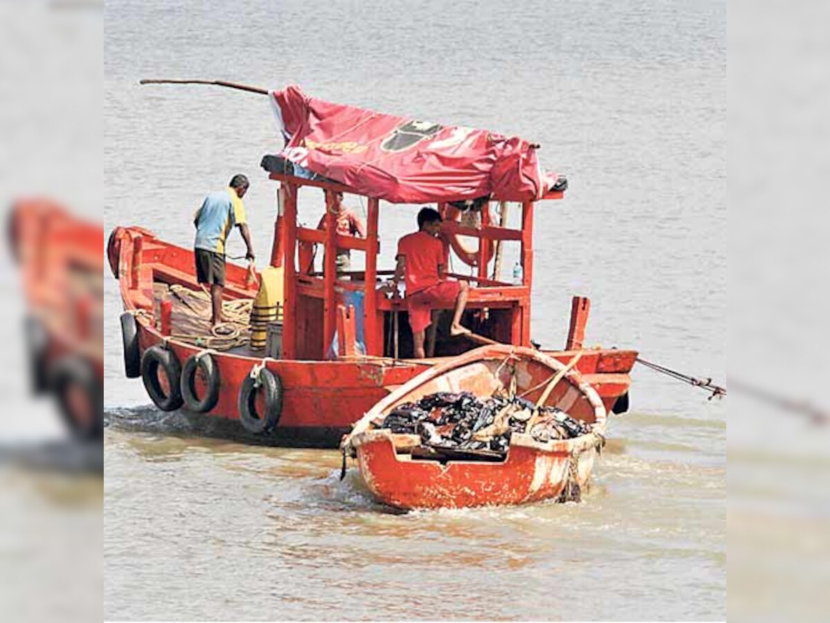 Ten fishermen arrested by Sri Lankan naval personnel