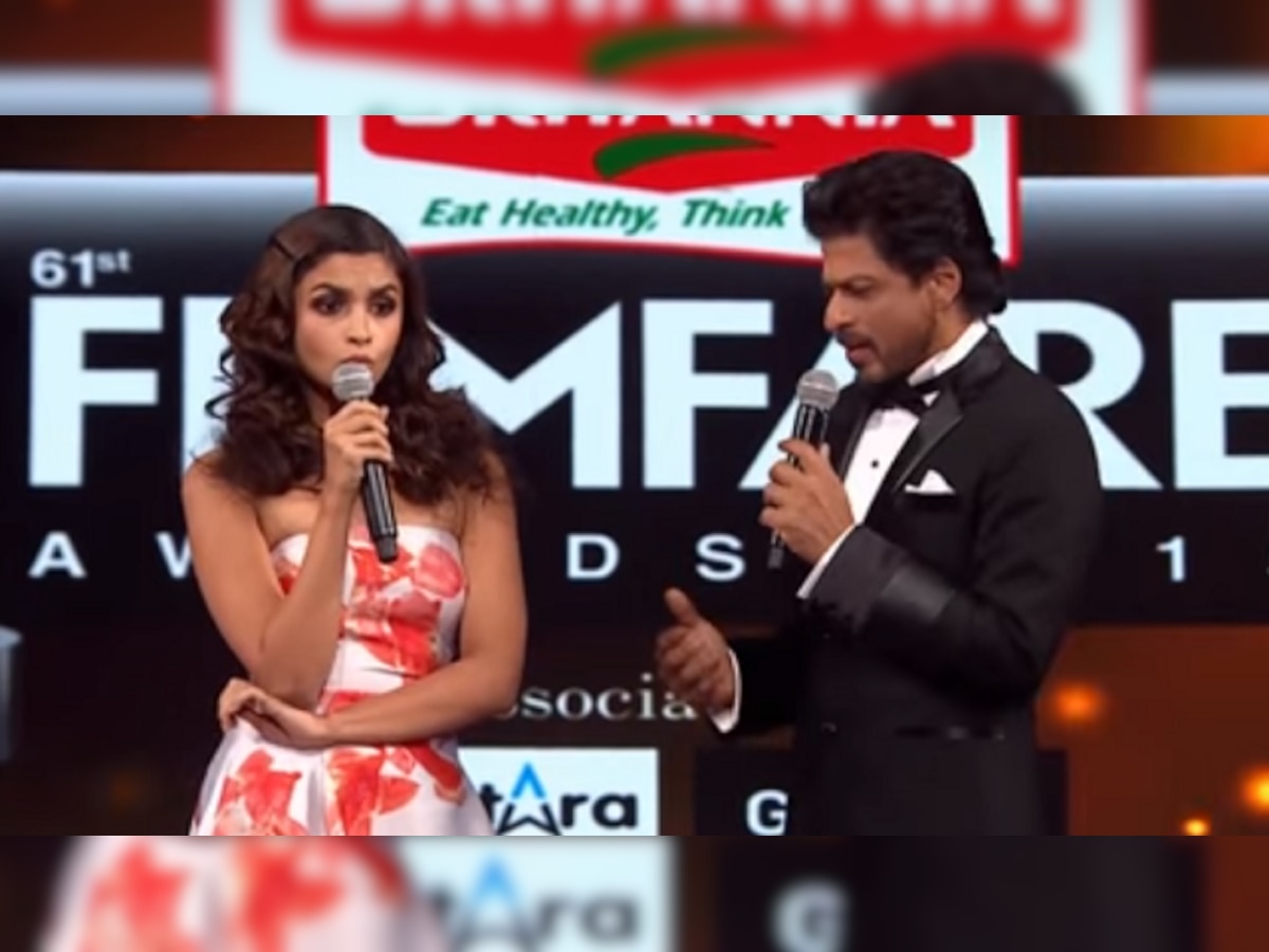 Filmfare Awards 2016: "Off with your pants!" Alia Bhatt tells Shah Rukh Khan!