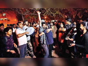 JNU celebrates Kanhaiya's bail, as ex ABVP students raise slogans of azadi