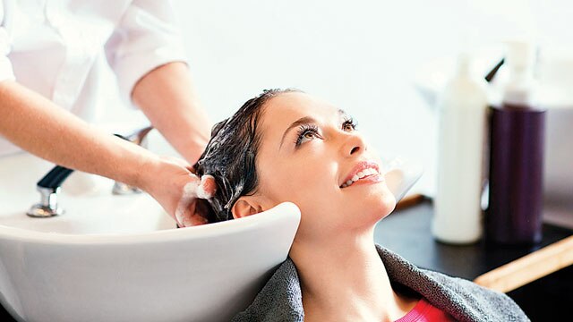 Premium Photo  Hairstylist trimming the customers hair at a beauty salon