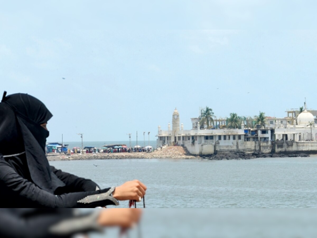 Haji Ali row: Trupti Desai asks Shahrukh, Salman and Aamir Khan to lend support for women's entry