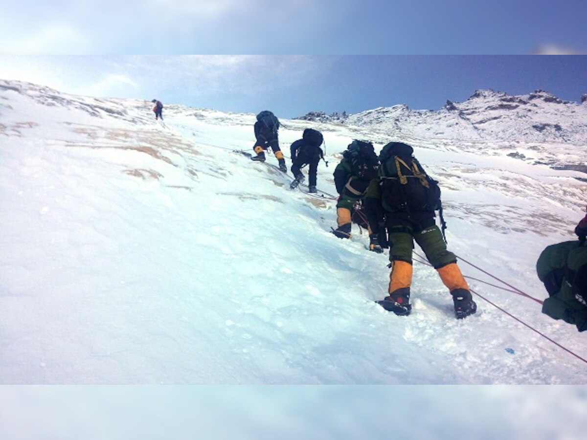 Wind, snow hamper searching, retrieval of bodies on Mount Everest