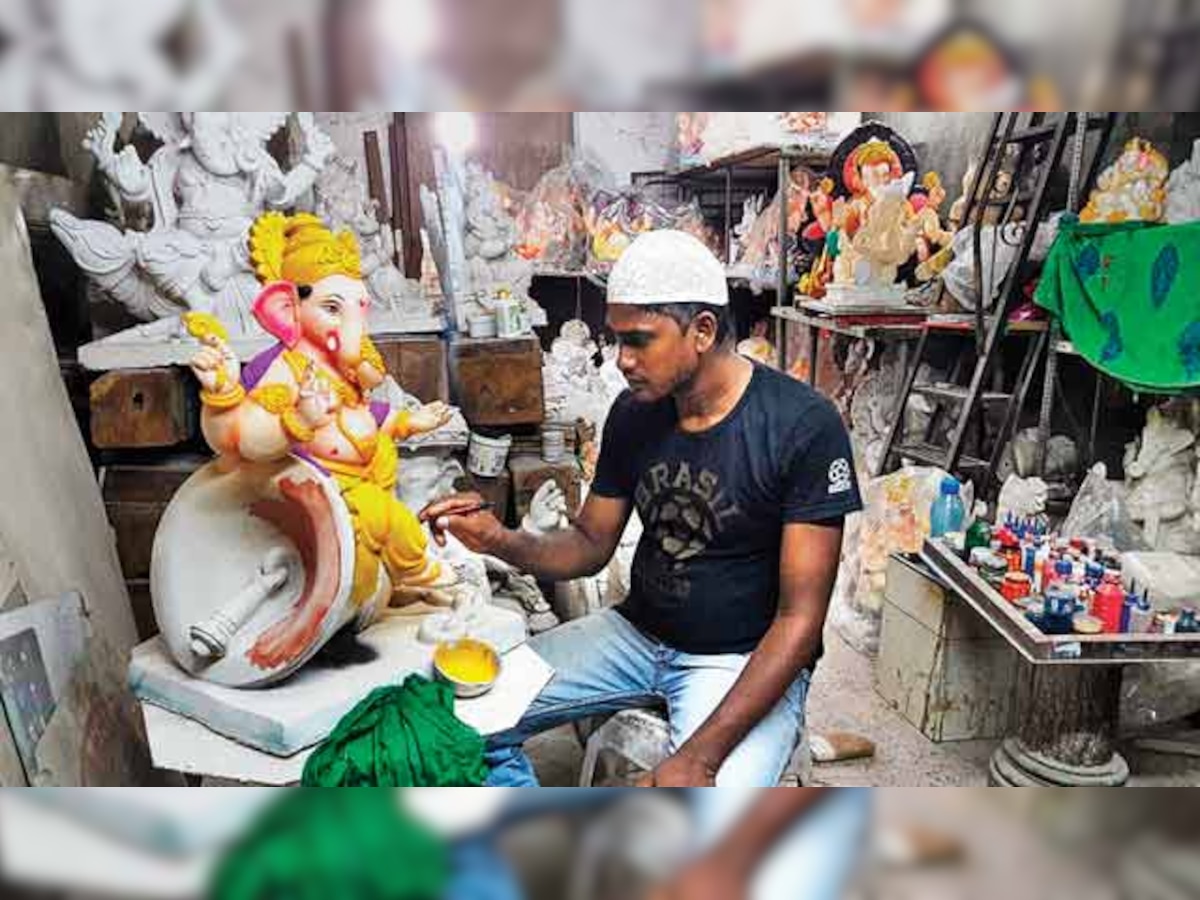 He takes to idol-making, spreads message of peace