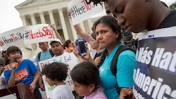 US Supreme Court split on Obama's immigration plan, blocks attempt to bypass Congress