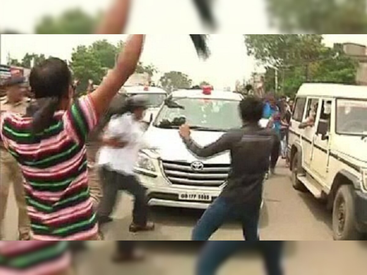 Odisha: Santosh Gangwar, Sadhvi Niranjan Jyoti's convoy attacked with stones by BJD supporters