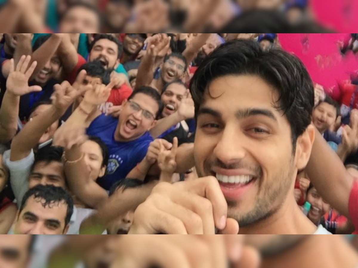 Sidharth Malhotra teaches 'Kala Chashma' to IIT students