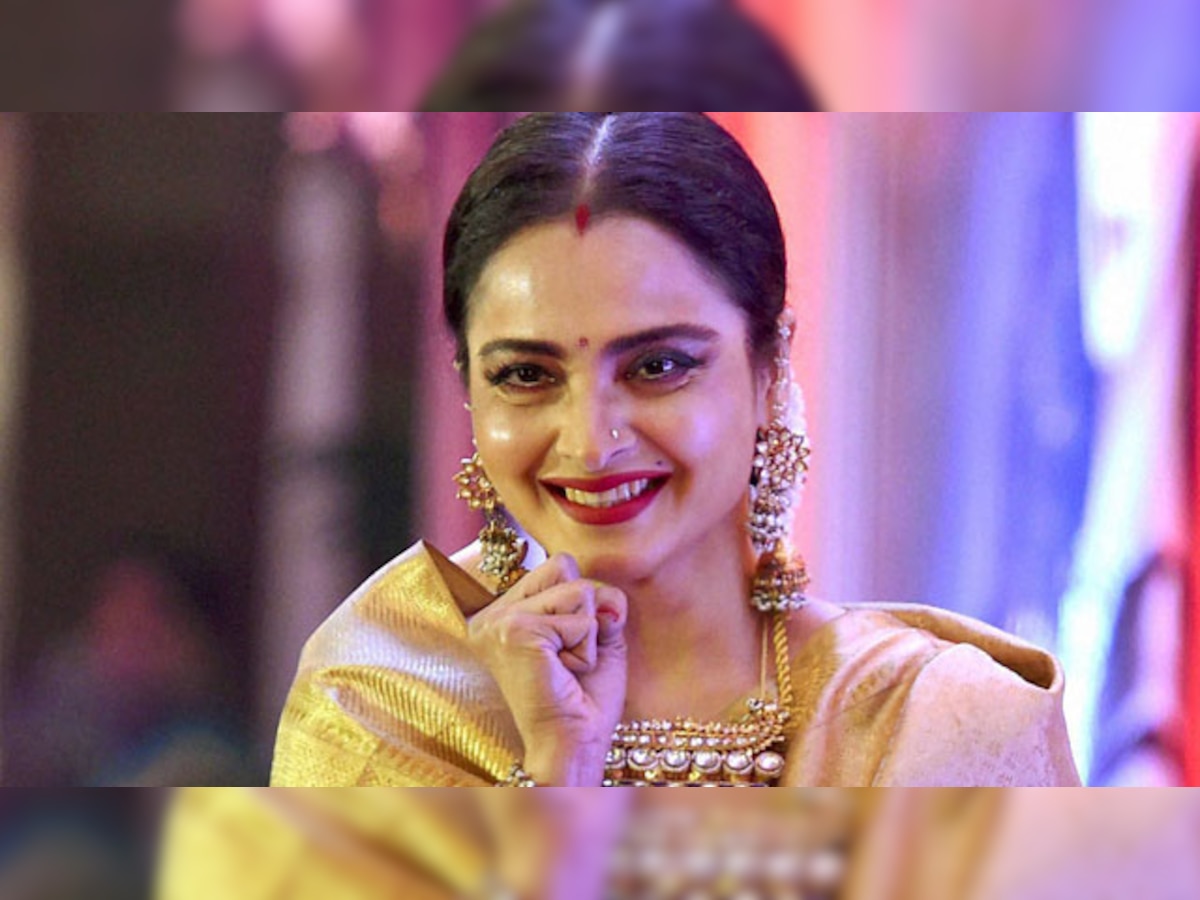 Watch video: Rekha leaves the red carpet before Amitabh Bachchan makes an entry