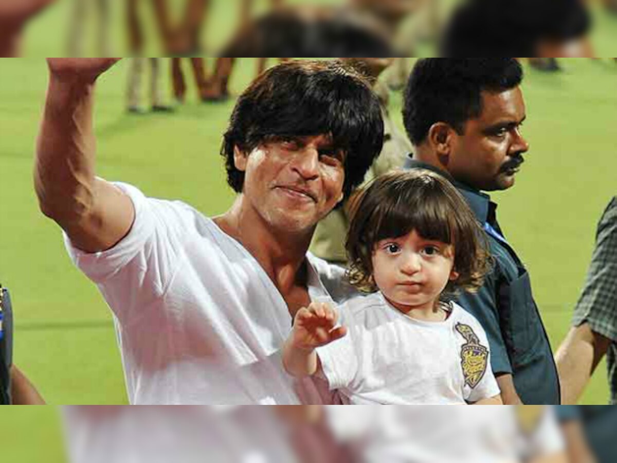 Little AbRam's reaction to Papa SRK's new biography is priceless!