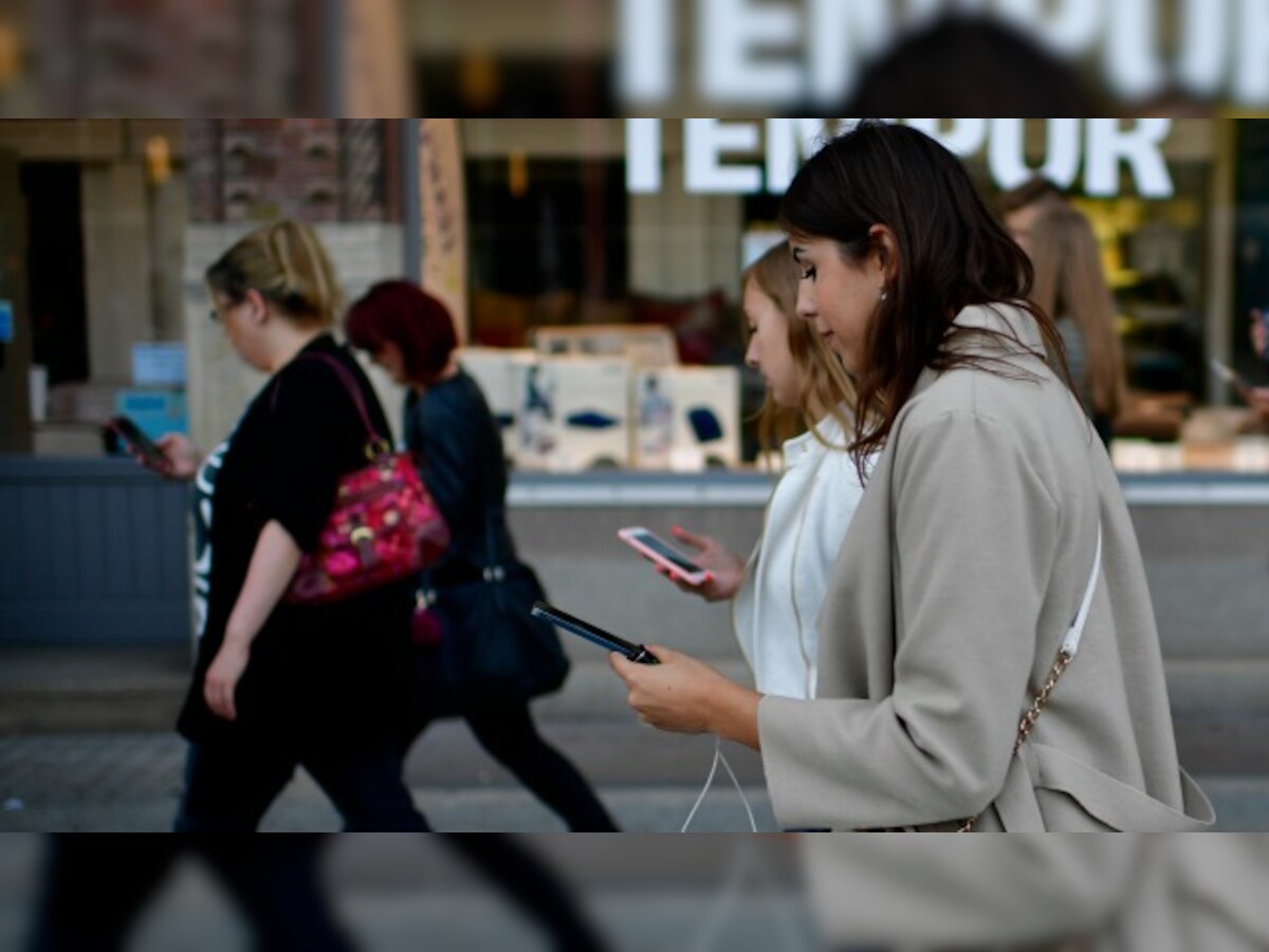 'Phone walk' may change your gait: Study