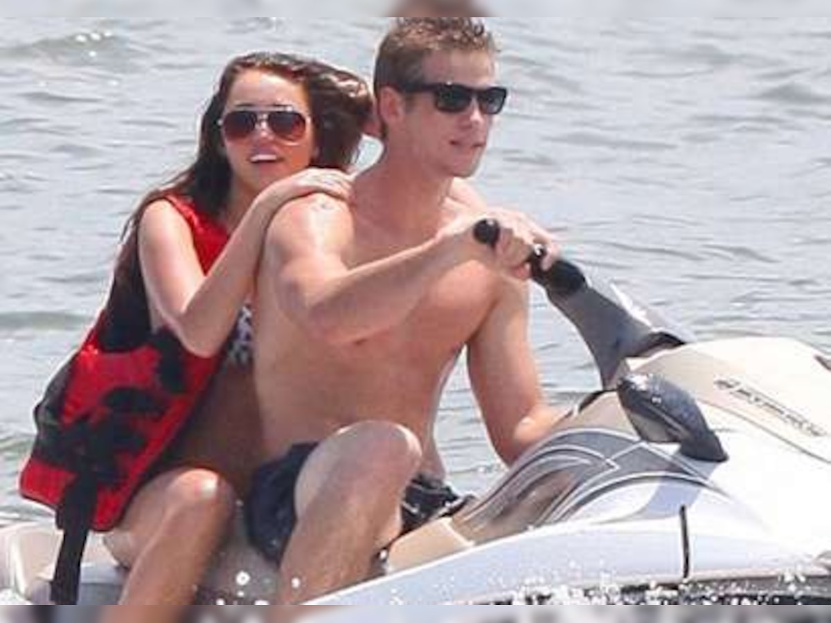 Miley Cyrus, Liam Hemsworth don't live together