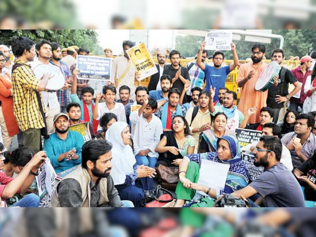 JNU professor gets notice for addressing protesting students