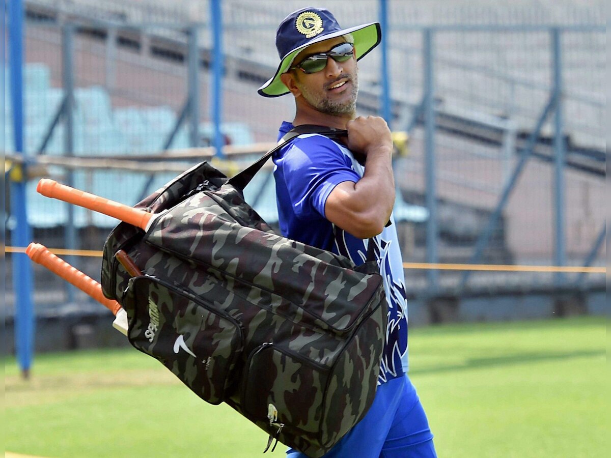 After travelling by train, MS Dhoni does something which many cricketers would rarely do