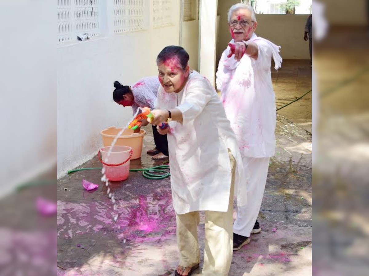 See Pictures: RECLUSIVE yesteryear actress Rakhee comes out of HIDING, plays Holi with Gulzar