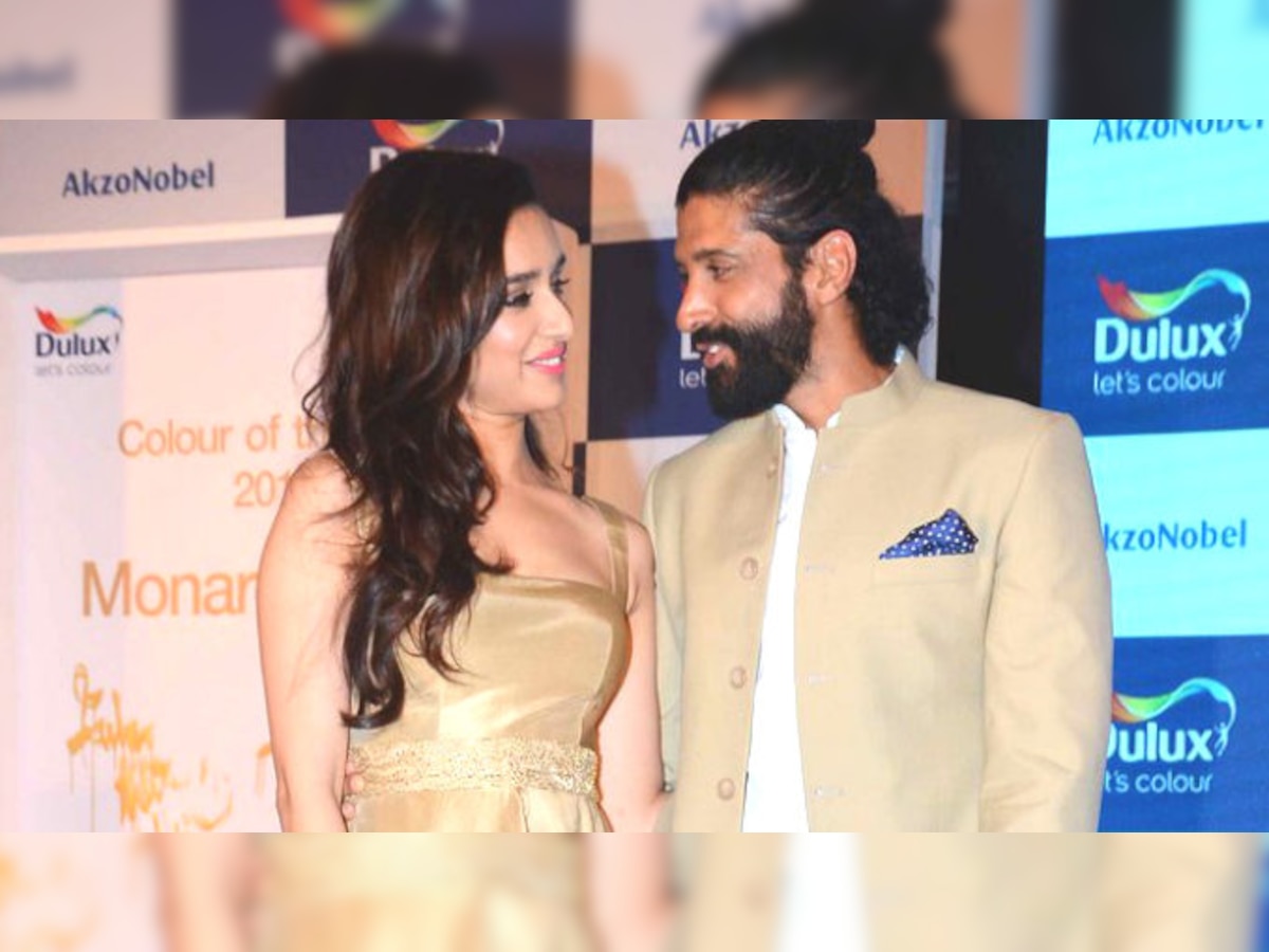 OMG! This video of Shraddha Kapoor and Farhan Akhtar cosying up is PROOF  that they were TOGETHER!