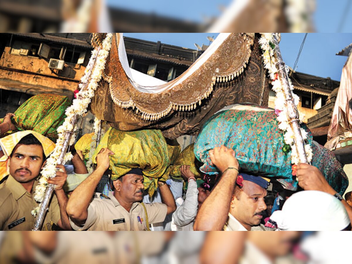 Mahim cops tender apology for use of loudspeakers in silence zone during fete