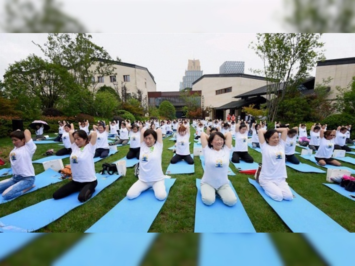 Indian, Chinese yoga enthusiasts practice poses at Great Wall 