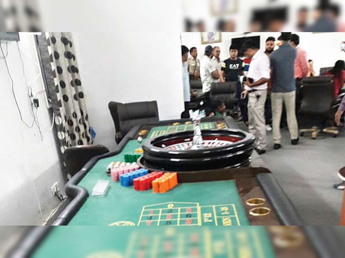 Cops nab 30 for running illegal casino