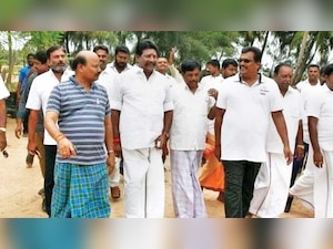 TN Speaker issues notice to 19 dissident AIADMK MLAs