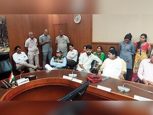 AAP MLAs occupy L-G's house for 7 hrs