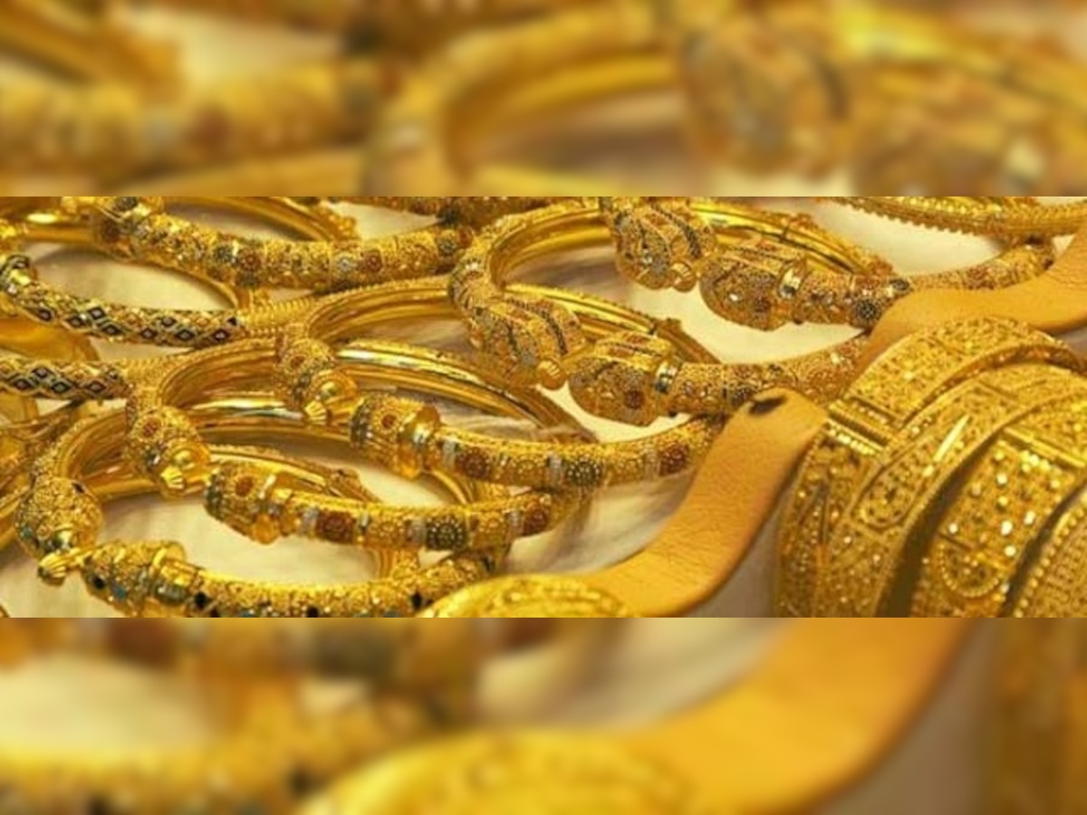 Gold gets a festive lift, tops Rs 31,000-mark