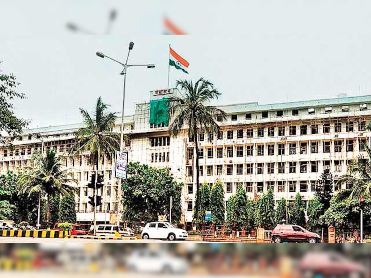 Mumbai: Farmer attempts suicide near Mantralaya