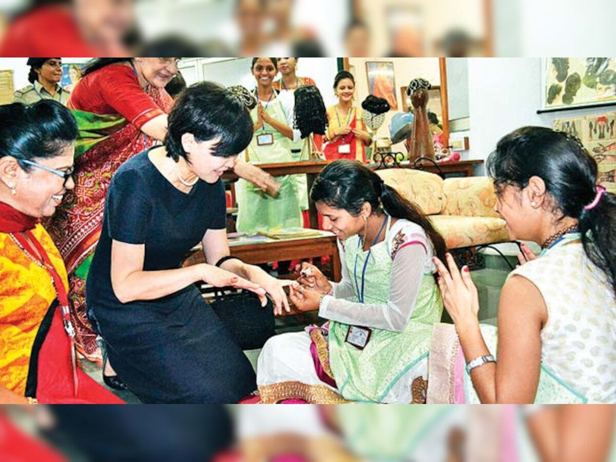 Mrs Akie Abe gets neck massage, henna