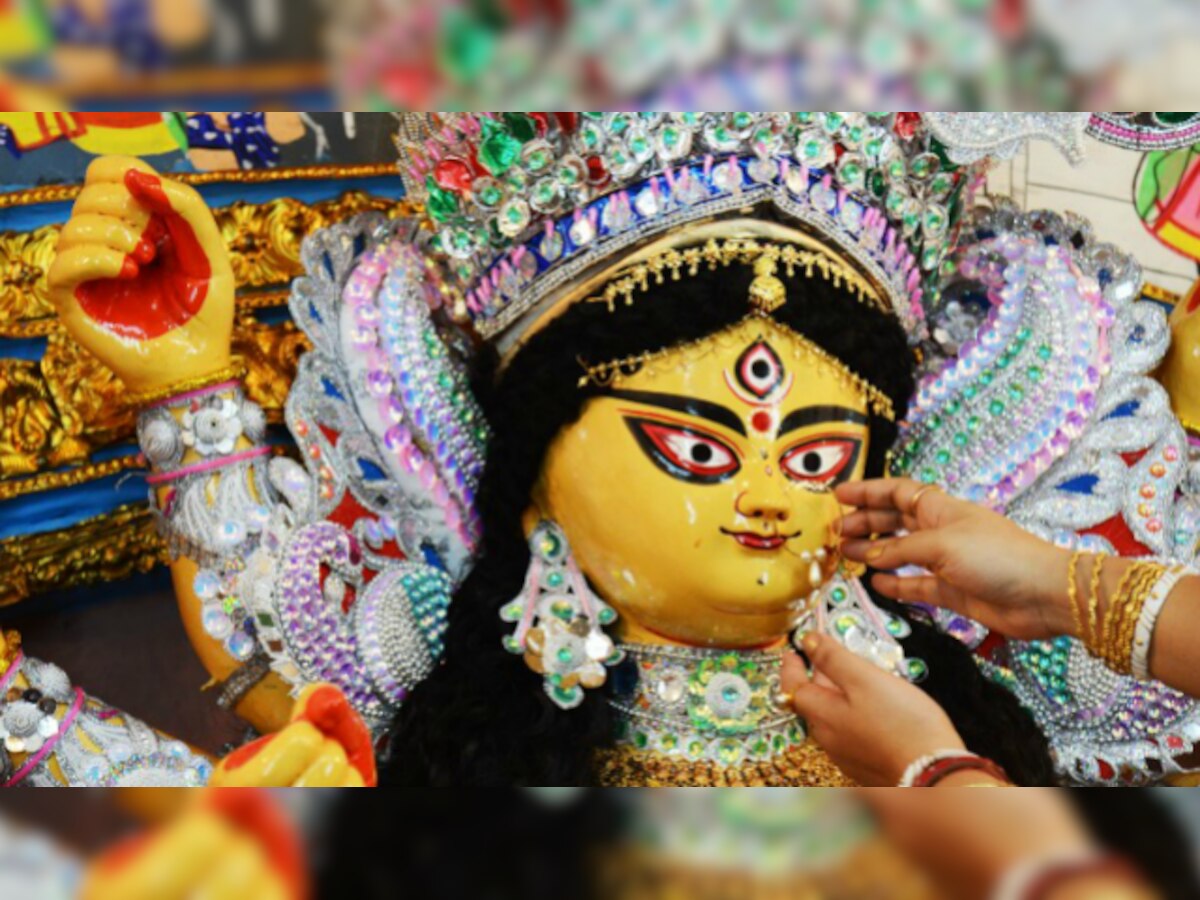 Kolkata in festive zeal as thousands throng into pandals on Mahasaptami