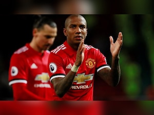 Premier League: Manchester United maintain the pressure, Tottenham held at home