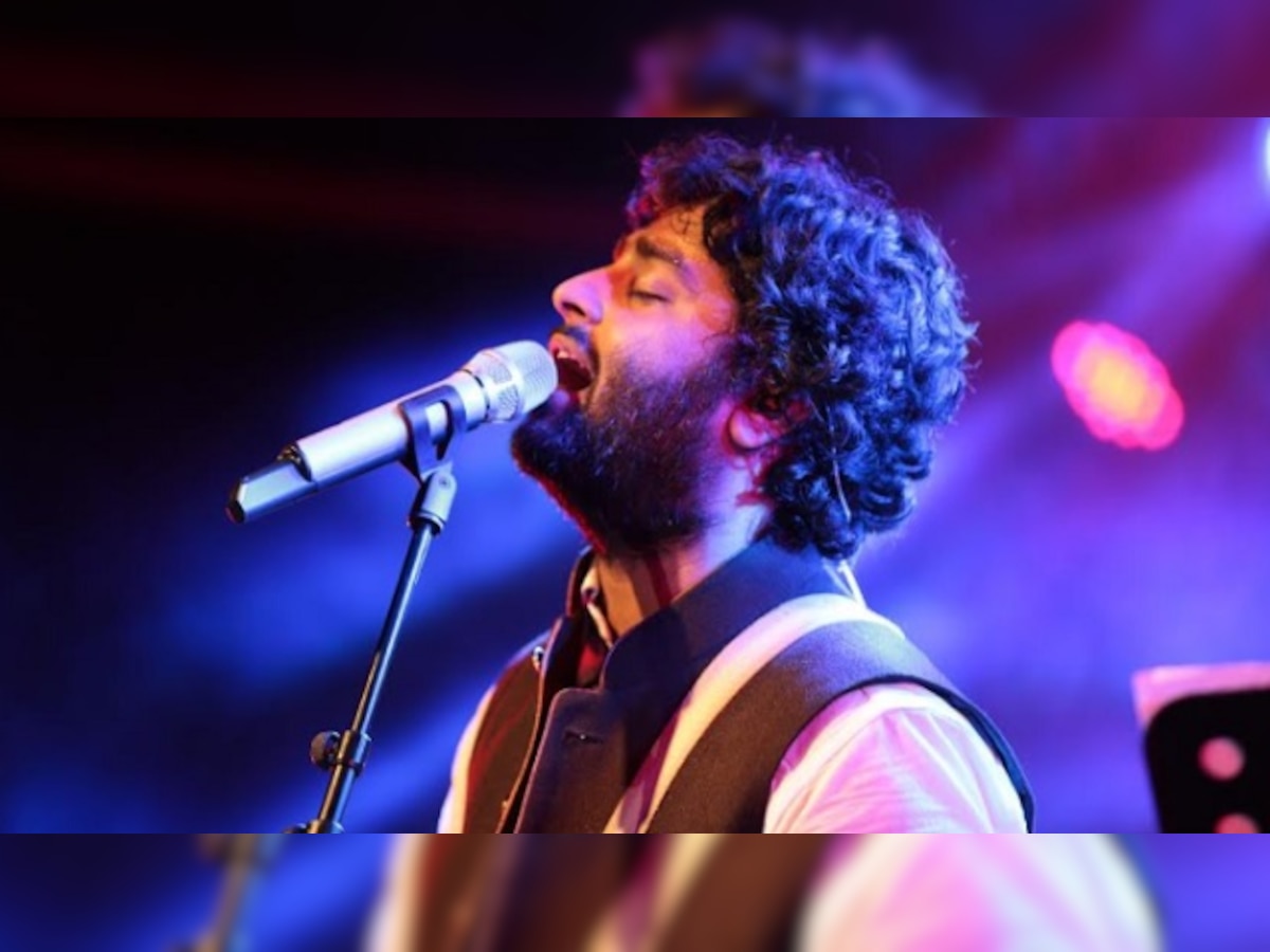 WATCH: This old video of Arijit Singh losing his cool in the middle of his performance at a concert is going viral!