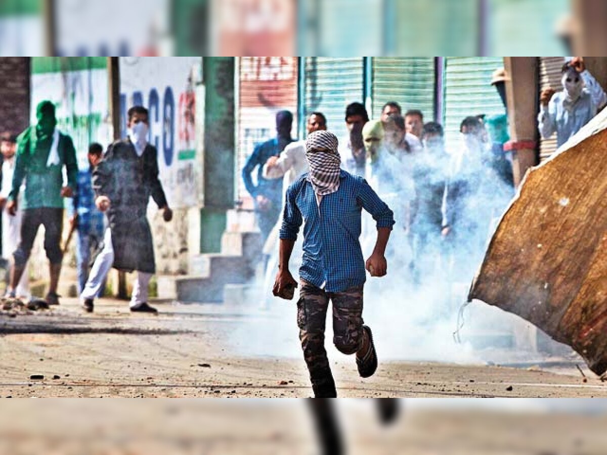 8 officers hurt in militant grenade attack
